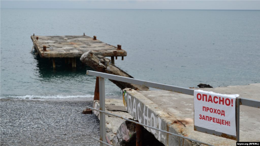 До декабря 2020 года причал стоял «на волоске». Вскоре он обрушился окончательно, поставив точку в посещении Золотого пляжа с моря 