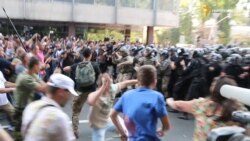 Сутички між мітингарями та правоохоронцями продовжились на Грушевського Сутички між мітингарями та правоохоронцями продовжились на Грушевського