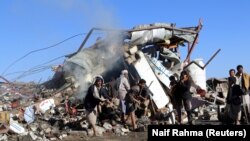 На месте саудовского авиаудара по городу Саада в Йемене. 1 ноября 2017