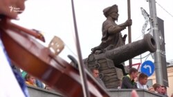 «Краще замість коня мати автомат»: у Харкові встановили пам'ятник Івану Сірку (відео) «Краще замість коня мати автомат»: у Харкові встановили пам'ятник Івану Сірку (відео)