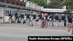 Полиција и демонстранти пред еден од влезовите на саемот во Нови Сад, 14 јули 2025 година.