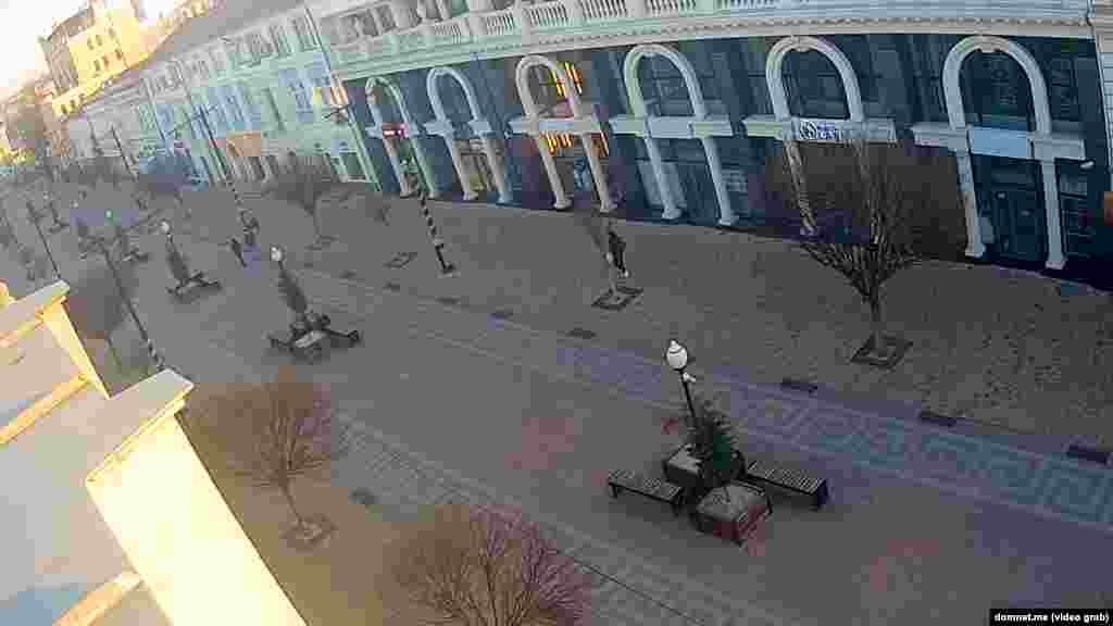 На улице Карла Маркса в Симферополе – немногочисленные прохожие