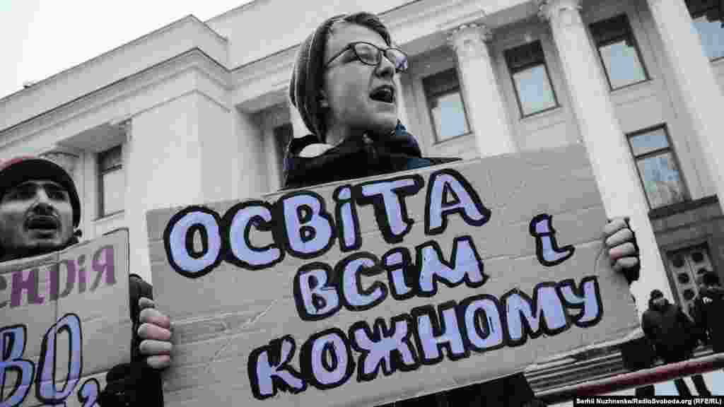 14 грудня біля ВРУ відбулась студентська акція протесту «Стипендія – право. Борися за неї» проти рішення парламенту скасувати чіткі норми визначення кількості студентів, що можуть отримувати стипендію, та за приведення розміру стипендії до прожиткового мінімуму, як це гарантується законодавством України. Київ, 14 грудня 2016 року ДИВИТИСЬ ФОТОГАЛЕРЕЮ