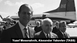 Україна. Принц Філіп, герцог Единбурзький, в аеропорту «Бориспіль». Він прилетів до Києва особистим літаком, за штурвалом якого перебував сам. Вересень 1973 року