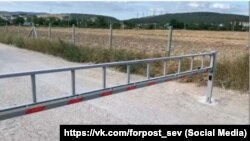 Шлагбаум на дороге у поселка Сахарная Головка в Севастополе, стоимость проезда – тысяча рублей в год, июль 2025 года