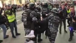 Як силовики затримували людей на мітингах у Росії – відео Як силовики затримували людей на мітингах у Росії – відео