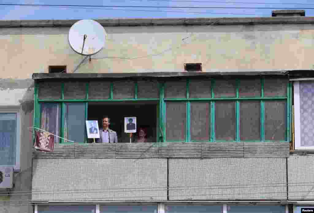 Жители Евпатории, соблюдающие режим самоизоляции, принимали участие в акции «Бессмертный полк» прямо с балконов своих домов