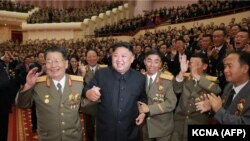 Ким Чен Ын среди военных на концерте, посвященном ученым атомщикам и инженерам, участвовавшим в создании водородной бомбы