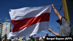 Саме з такими прапорами на масові акції в багатьох містах Білорусі вже тиждень виходять прихильники опозиції, які вимагають відставки Лукашенка і проведення в країні нових чесних виборів