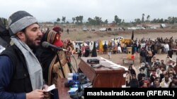 د پښتون ژغورنې غورځنګ مشر منظور پشتین په ۲۰۲۰ز کال کې د خیبر په باړه کې یوې غونډې ته وینا کوي - انځور له ارشیفه