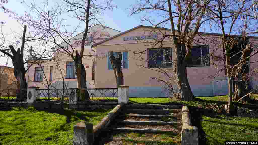 Сельский «очаг» культуры – Дом культуры «Восход», в которой размещается действующая библиотека. По словам местных жителей, «Восход» все больше на замке