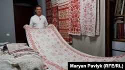 Юрій Мельничук, майстер народного мистецтва з вишивки