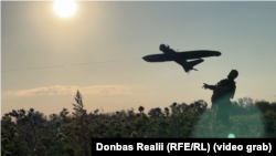 Український військовий з позивним «Дейл» запускає БПЛА «Лелека»