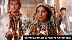 Актори Іван Миколайчук і Лариса Кадочникова у фільмі «Тіні забутих предків», що був знятий українським режисером вірменського походження Сергієм Параджановим у 1964 році