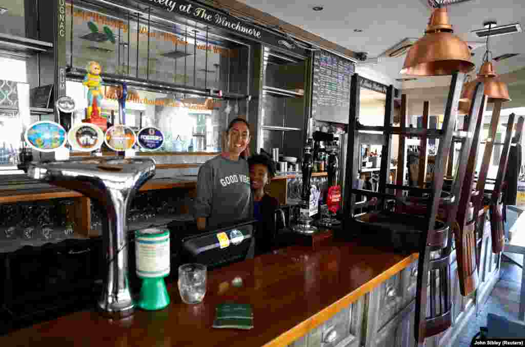 Реакція британської економіки на карантинні заходи виявилася спокійною. Уряд Джонсона доклав чималих зусиль, аби підтримати бізнес. Держава надає підприємцям гроші для оплати грошової ставки своїх працівників у розмірі 80%. Антикризова програма включає і зменшення податків та дешеві кредити. На фото співвласниця одного з барів Лондона Еймеар Уолш зі своїм сином Джо. Розповідає, що у зв'язку з карантином заклад закритий, тож літри лагеру та класичного пива доведеться вилити. Район Вінчмор у Лондоні