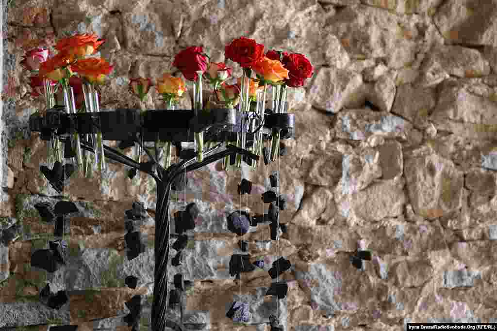 Квіткові композиції розташовані на всій призамковій території