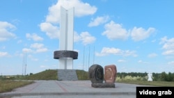 Монумент «Три сестри», встановлений в радянський період на стику кордонів України, Росії та Білорусі