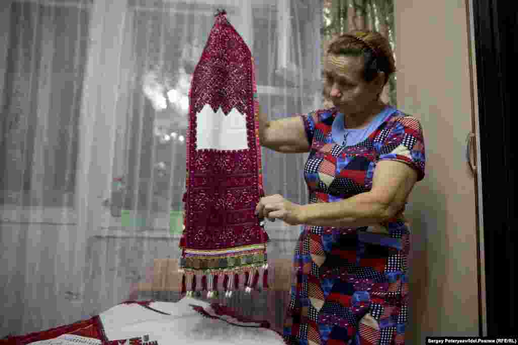 Свои работы мастер старается не продавать, а дарить музеям, чтобы сохранить для новых поколений культуру и историю этого языческого народа.  