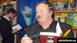 Український поет, лауреат Національної премії України імені Тараса Шевченка Дмитро Кремінь під час відкриття ХІІІ виставки місцевих видавництв «Миколаївська книга-2015» у Центральній міській бібліотеці імені Марка Кропивницького. Миколаїв, 21 квітня 2015 року