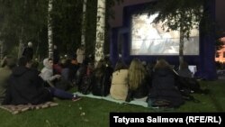 Зрители фестиваля уличного кино в Томске