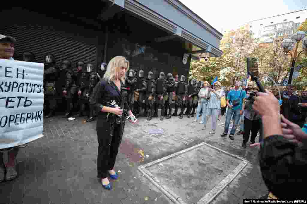 Обкидали яйцями журналістку телеканалу «NewsOne»