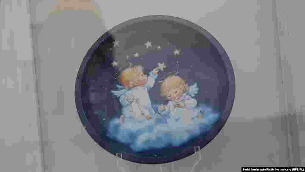 &laquo;&hellip;Я на піаніно граю. Хотіла на роботу піти. А чоловік проти цього завжди був. Дома, мовляв, сиди. Кому потрібні в райцентрі твої шопени? Влаштувалася у клуб. Чоловік запропонував на природі подію відсвяткувати. Сіли у машину. Він вдарив мене по обличчю. Я свідомість втратила. Отямилася в гаражі. Місяць сиділа майже у темряві. Приносив мені їжу на таці. Тільки тацю цю й бачила. А ще уявляла, що стіна &ndash; то піаніно. Гами грала&hellip; Щоб з глузду не з&rsquo;їхати&hellip;&raquo;