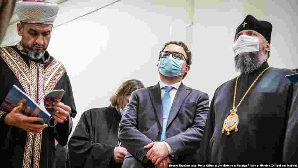 Председатель Духовного управления мусульман Крыма и муфтий Крыма Айдер Рустемов, постоянный представитель президента Украины в Автономной Республике Крым Антон Кориневич и митрополит ПЦУ Епифаний