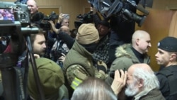 Українських моряків зустріли аплодисментами на суді в Москві – відео Українських моряків зустріли аплодисментами на суді в Москві – відео