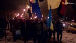 У Дніпропетровську смолоскиповою ходою вшанували пам’ять Героїв Крут У Дніпропетровську смолоскиповою ходою вшанували пам’ять Героїв Крут