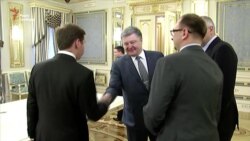 Порошенко зустрівся з адвокатами Савченко (відео) Порошенко зустрівся з адвокатами Савченко (відео)