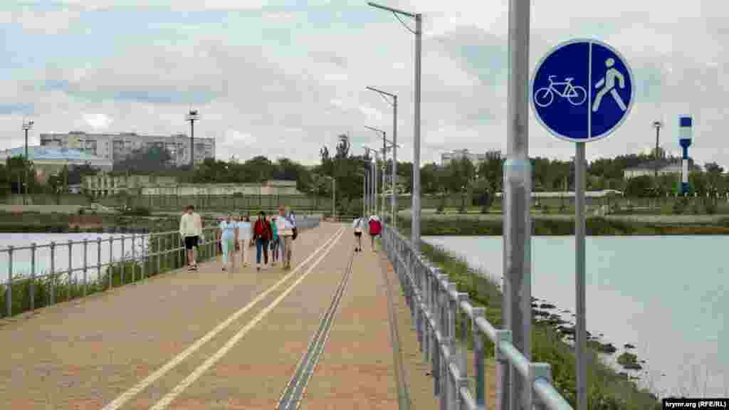 А по этому маршруту можно дойти или доехать на велосипеде непосредственно до Каламитского залива Черного моря, в районе санатория «Полтава-Крым»