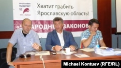 В центре - Борис Немцов, слева - лидер ярославского "Народного Альянса" Андрей Алексеев, справа - руководительрегионального отделения «РПР-ПАРНАС» Василий Цепенда.