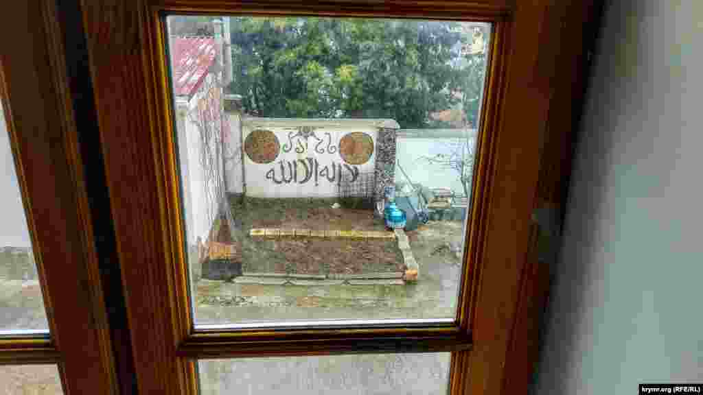 Внутренний декор выполнен в традиционном стиле – в окнах витражи, стены покрыты мастерской росписью, а многие элементы интерьера выполнены из резного дерева