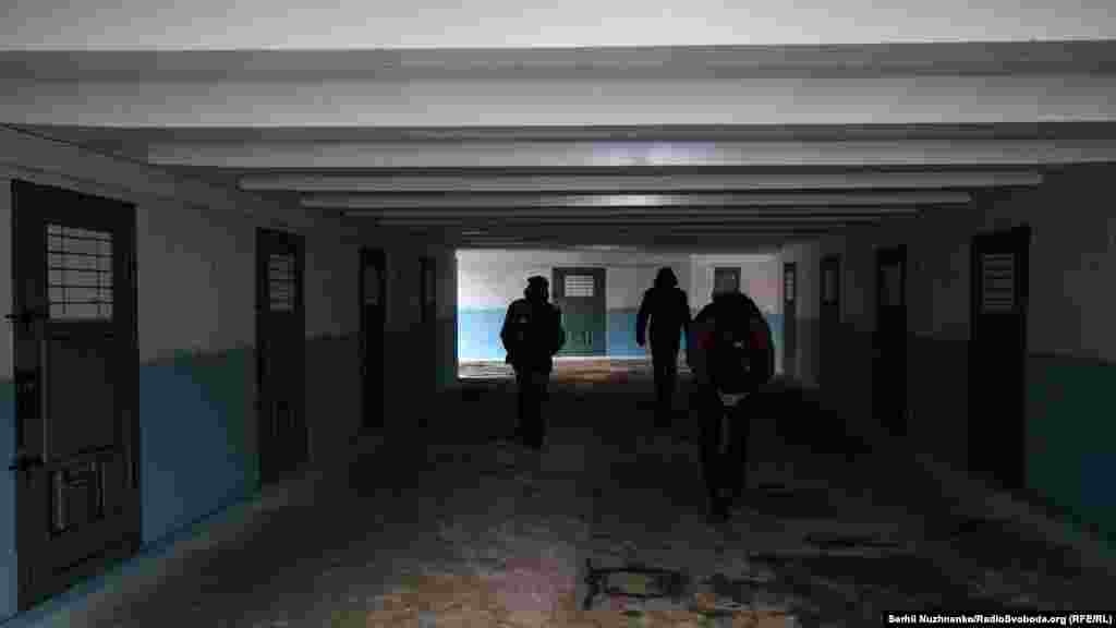 «Киевляне и гости столицы через две минуты выйдут из перехода и вернутся к привычной жизни. А почти сотня людей в Крыму вынуждены существовать за решеткой и отбывать наказания по надуманным обвинениям», – считают в правозащитной организации «Крым SOS»