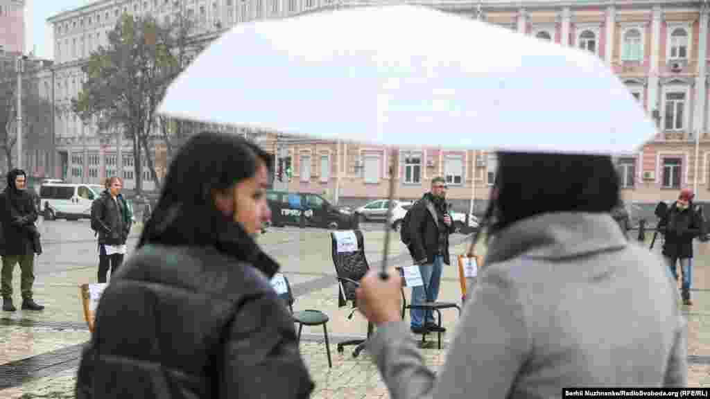 «Мы должны понимать, что зло, которое не наказывается – оно всегда возвращается. Российская империя, не будучи наказанной в 1991 году, вернется на нашу землю еще не раз. Проблема не только в Путине. Проблема на только в 11 или 11 тысяч заключенных, пленников и жертвах Кремля. Проблема в том, что они будут снова. Возвращение Крыма, возвращение Донбасса – это не просто исключение следующих репрессий против украинского народа. Это наказание тех врагов, которые сделали все, чтобы война пришла на нашу землю», – сказал перед стулом Тимура Ибрагимова историк, журналист Вахтанг Кипиани