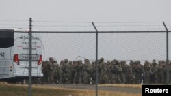 ტეხასის შტატის ეროვნული გვარდიის დანაყოფი ემზადება აშშ-ის სახმელეთო საზღვრის პატრულირებისათვის. 15 თებერვალი, 2025 წელი