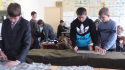 Теплі різдвяні подарунки для військових готують школярі з Житомирщини Теплі різдвяні подарунки для військових готують школярі з Житомирщини