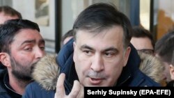 Міхеїл Саакашвілі спілкується з журналістами біля готелю Fairmont в Києві, 9 лютого 2018 року.