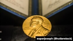 Винахідник динаміту Альфред Нобель залишив близько 31 мільйона крон (це приблизно 1,8 мільярда крон на нинішні гроші)  – для фінансування премій, які присуджуються з 1901 року