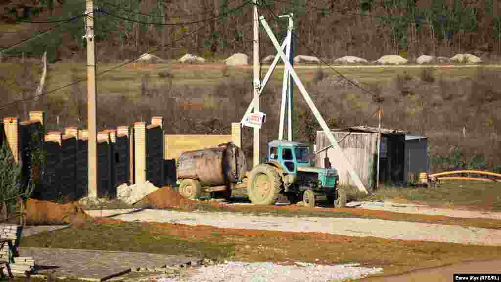 Между тем, вода из собственной скважины есть в российской воинской части, расположенной рядом с Резервным. По словам местных жителей, некоторым домовладельцам удалось договориться с военными и провести воду в свои дворы, 4 декабря 2020 года 