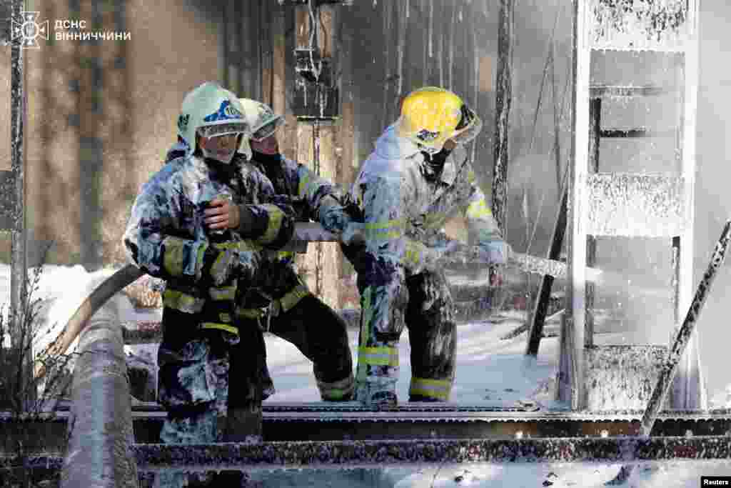 Робота пожежників на одному з об'єктів критичної інфраструктури на Вінничині, який було пошкоджено внаслідок російської атаки. Російські військові регулярно з різних видів озброєння – ударними БПЛА, ракетами, КАБами, РСЗВ – атакують українські регіони. Керівництво Росії заперечує, що російська армія під час повномасштабної війни завдає цілеспрямованих ударів по цивільній інфраструктурі міст і сіл України, убиваючи цивільне населення і руйнуючи лікарні, школи, дитячі садочки, об’єкти енергетики та водозабезпечення. Українська влада і міжнародні організації кваліфікують ці удари, як воєнні злочини Російської Федерації і наголошують, що вони носять цілеспрямований характер.