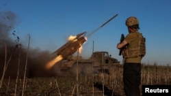 Soldați ucraineni trag cu un lansator de rachete multiple spre trupele rusești din apropierea orașului Pokrovsk. (fotografie de arhivă)