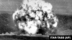 На снимке: момент подрыва ракеты меньшей дальности в рамках уничтожения арсеналов, предусмотренного ДРСМД