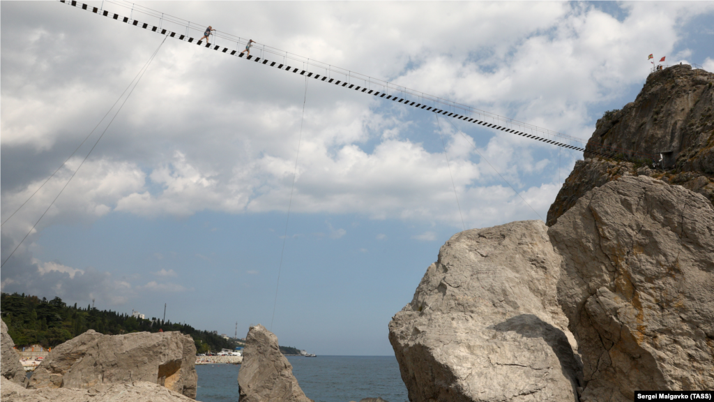 Проход по навесному мосту платный