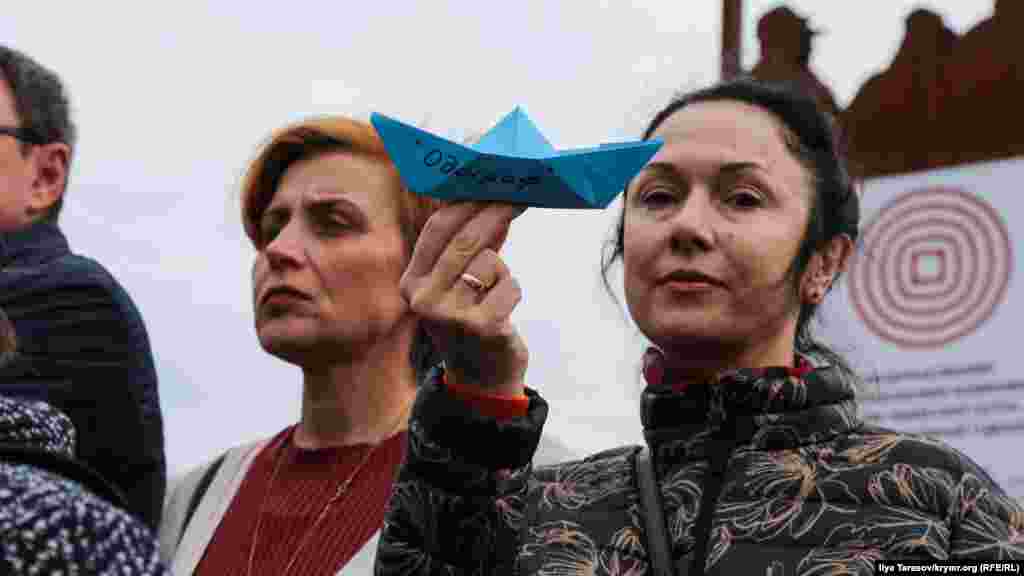 Бывшая супруга Владимира Дудки Маргарита держит бумажный кораблик с надписью «Одограф». Какое-то время Владимир в звании старшего лейтенанта служил на разведывательном судне под таким названием 