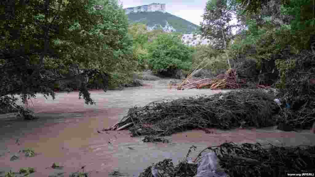 Селевые потоки окрасили реку Бельбек в рыжий цвет. На заднем плане – гора Утюг, которая видна практически с любой точки Куйбышево