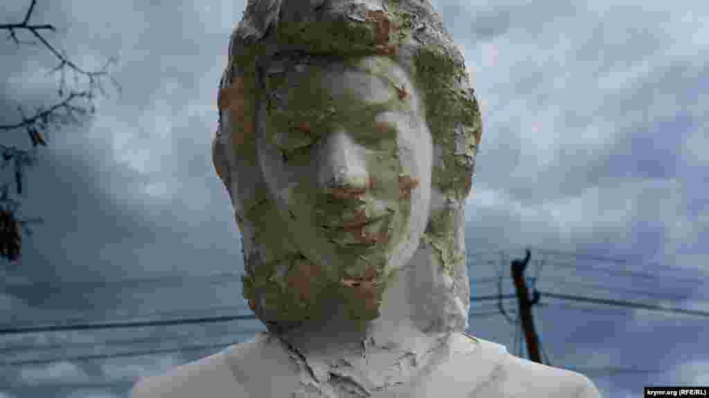 На «учительнице» облазит прошлогодняя шпаклевка