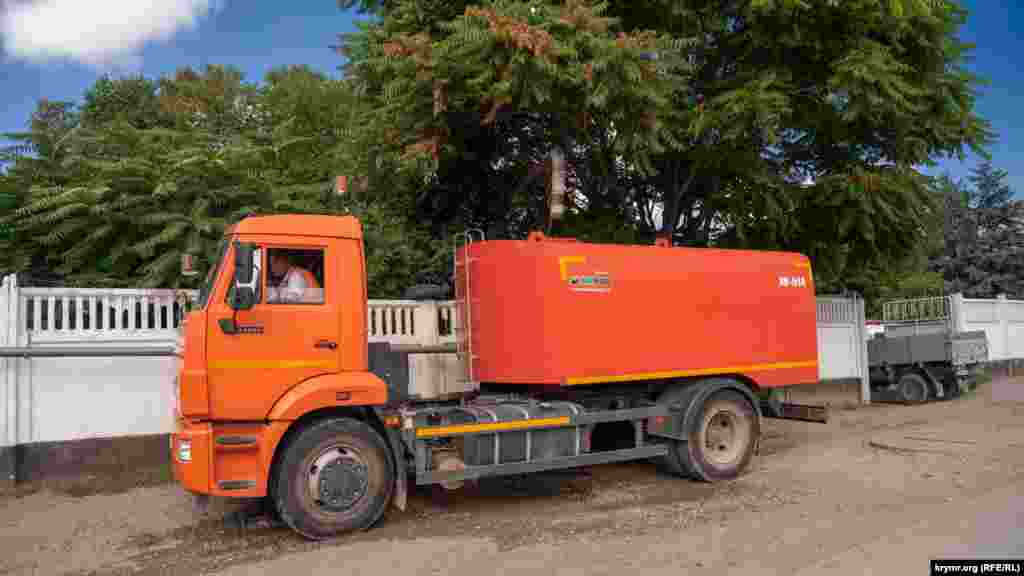 Автоцистерна заправляется водой у ворот симферопольского предприятия «Вода Крыма» на улице Гурзуфской. Это главный объект заправки воды для подвоза населению. Сюда автомобили подъезжают в две смены круглосуточно. По словам водителя Владимира, в каждой смене работает три машины