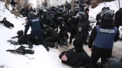 Бійки під Солом’янським судом: як усе було (відео) Бійки під Солом’янським судом: як усе було (відео)