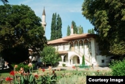 Під час своєї поїздки до Криму Хірано відвідав Ханський палац у Бахчисараї